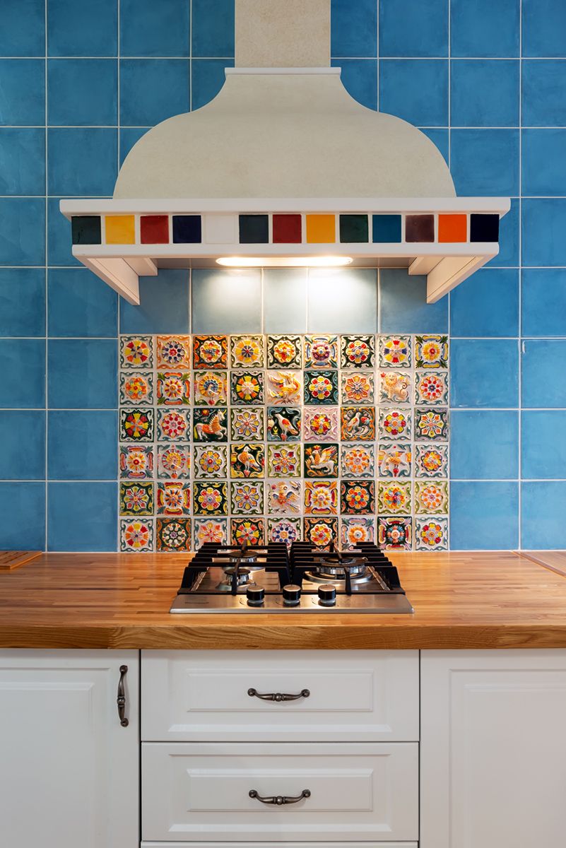 изразцовая плитка, вытяжка, газовая плита