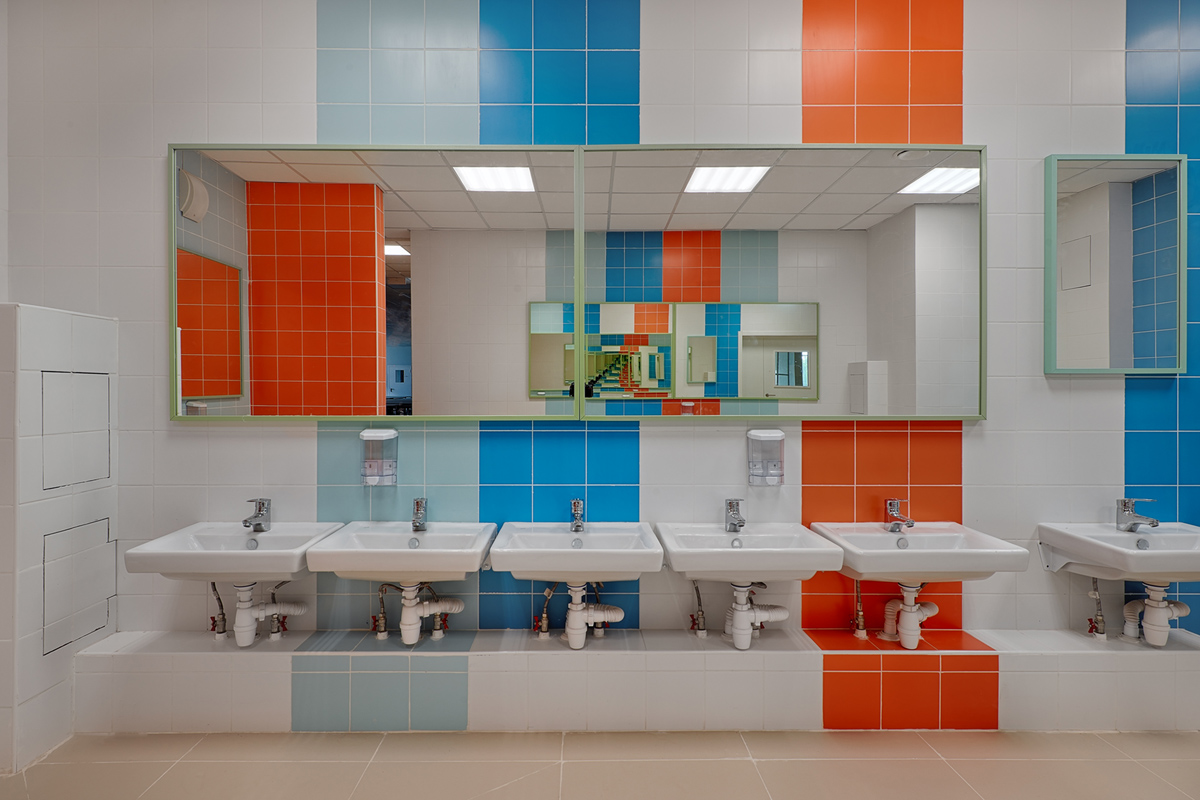 раковины и зеркала в школе