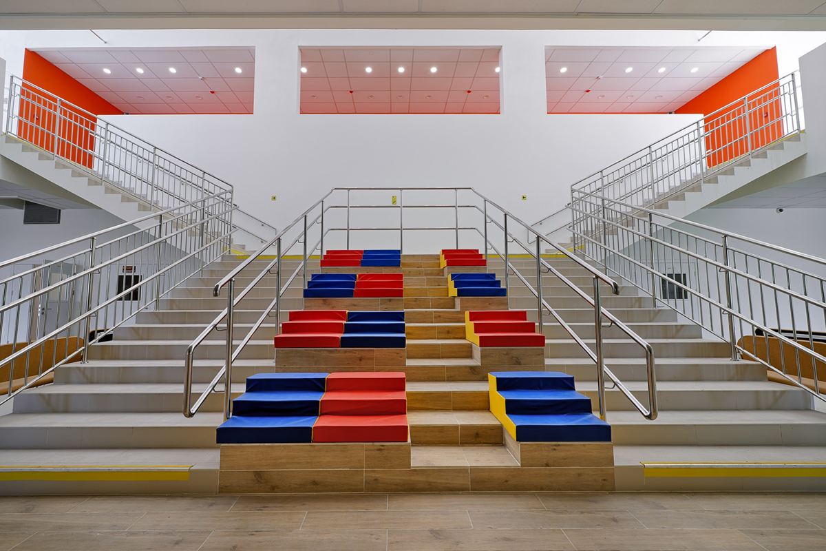 лестница при входе в школу