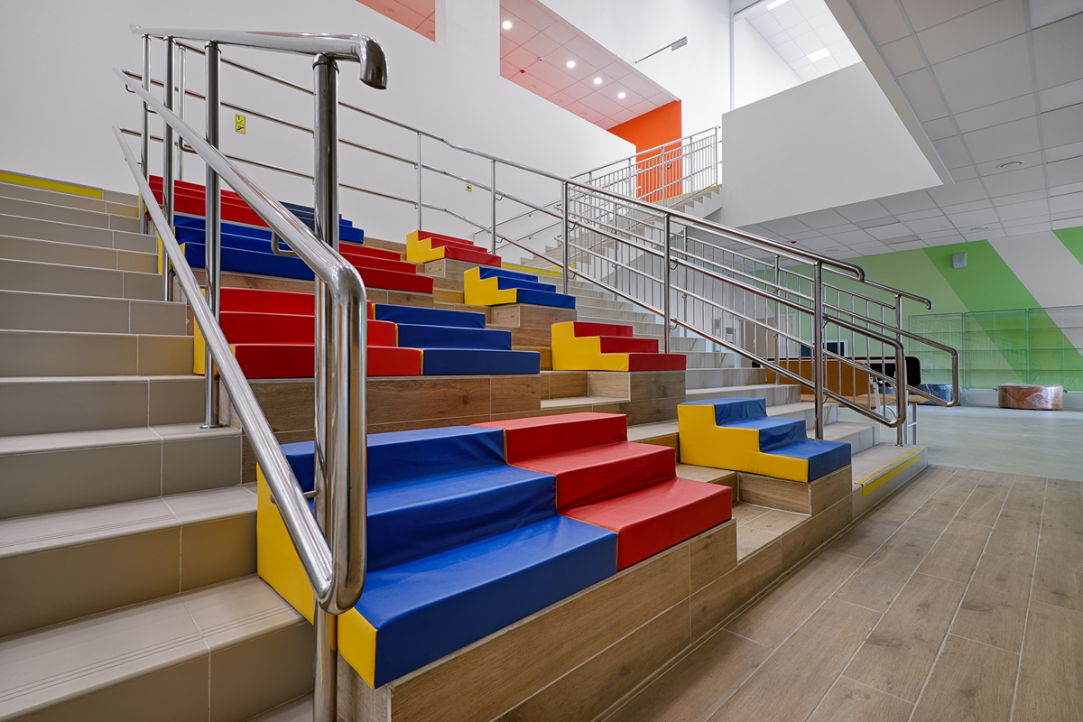 места для сидения на школьной лестнице