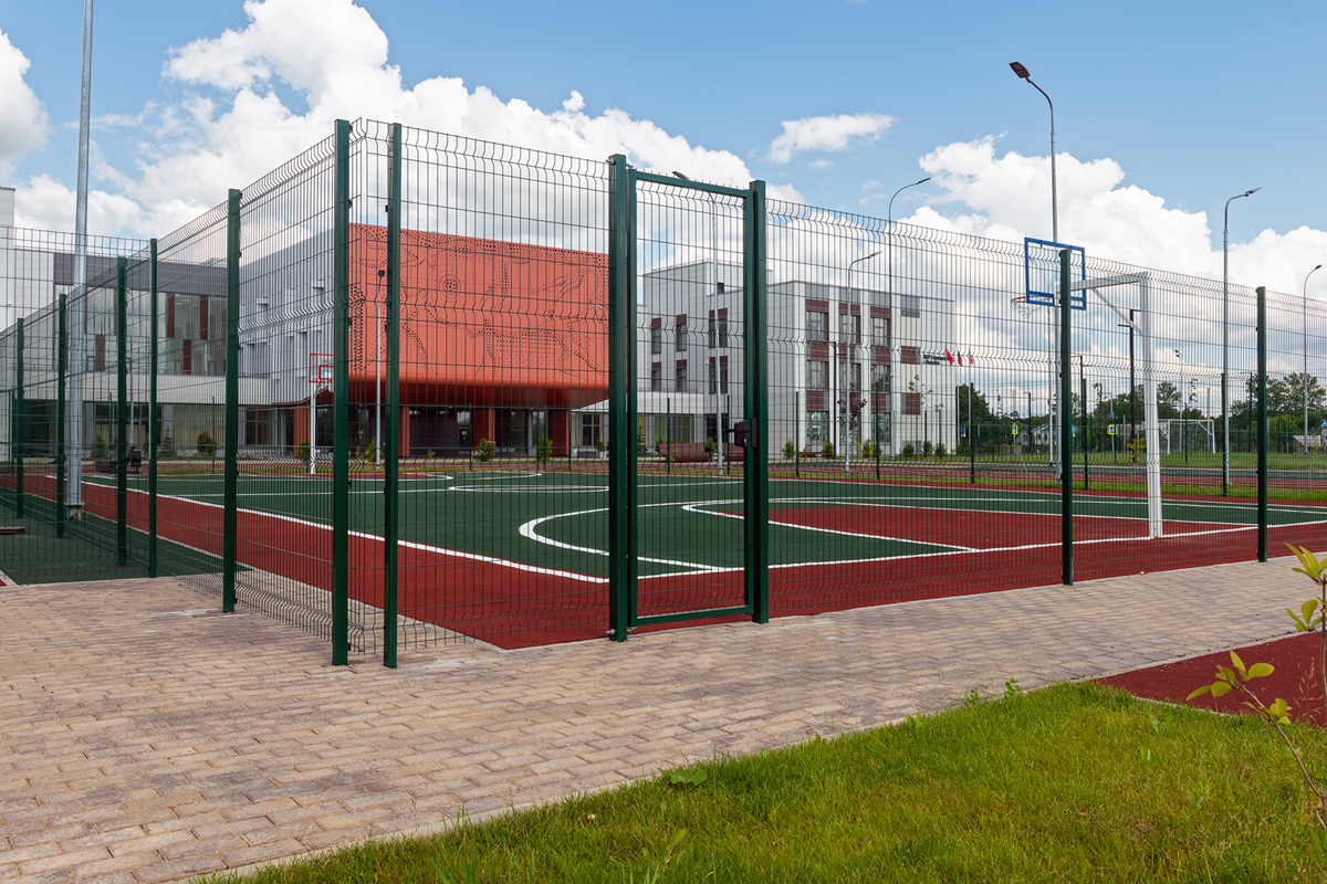 уличная баскетбольная площадка