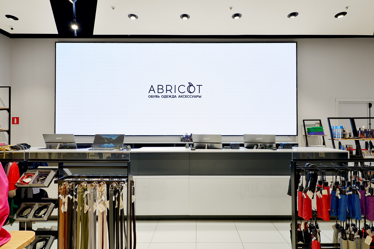 стойка ресепшена магазина одежды