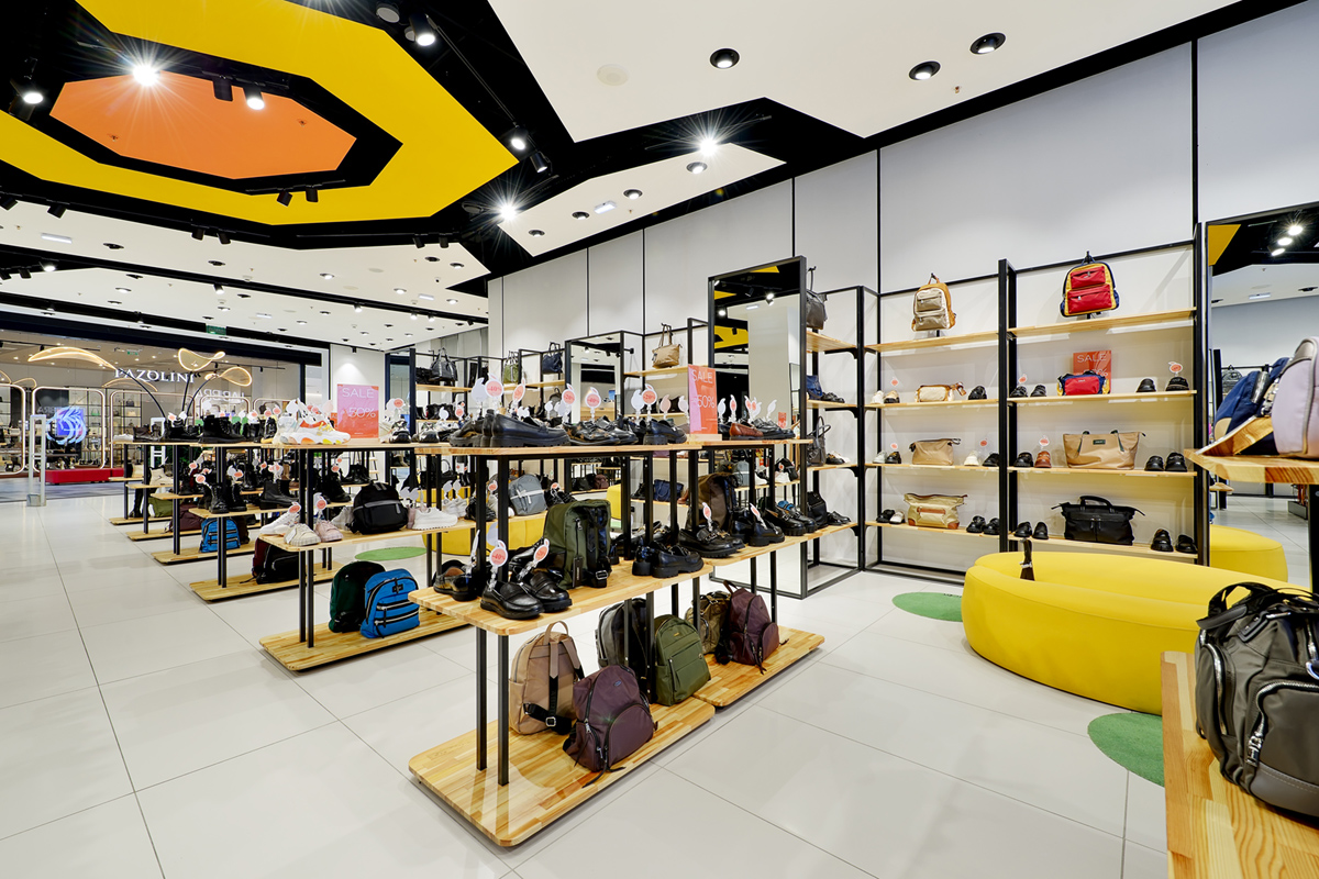 торговые стеллажи в магазине