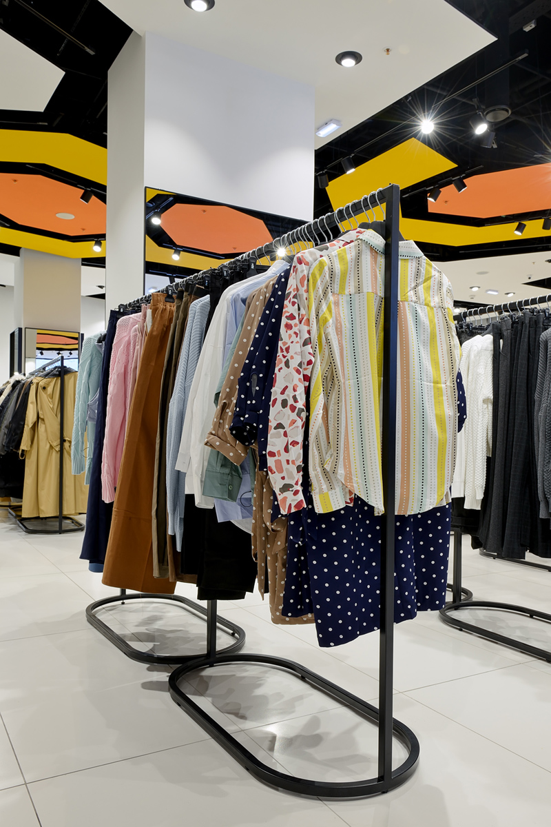 стойка вешало в магазине