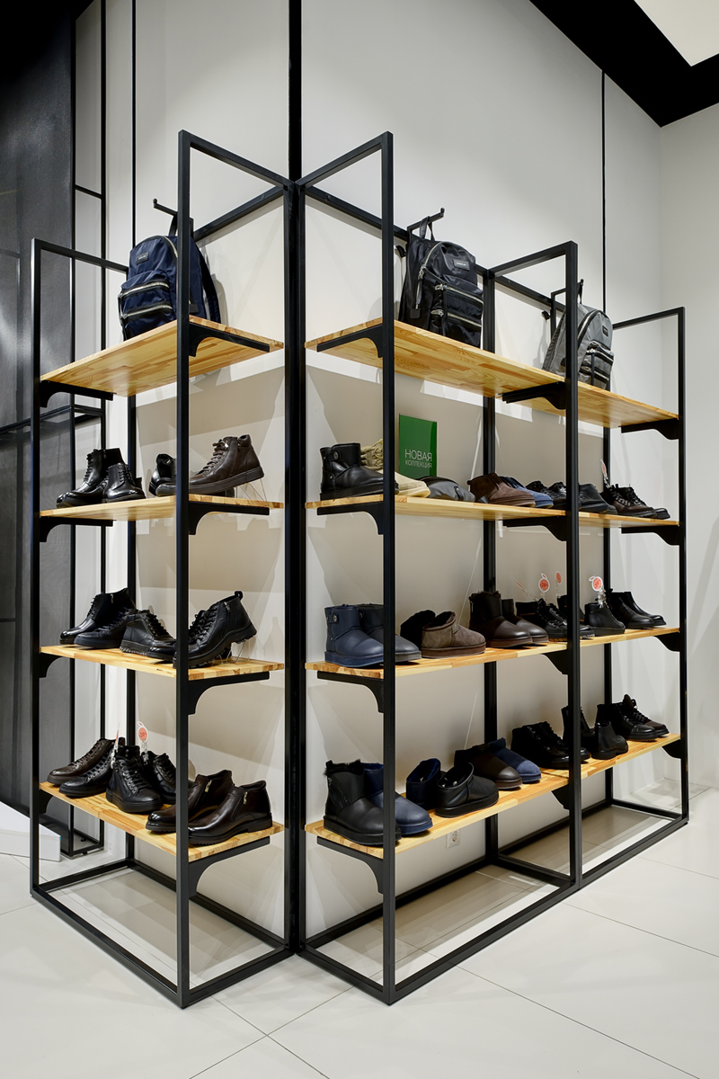 стеллаж на углу в торговом помещении