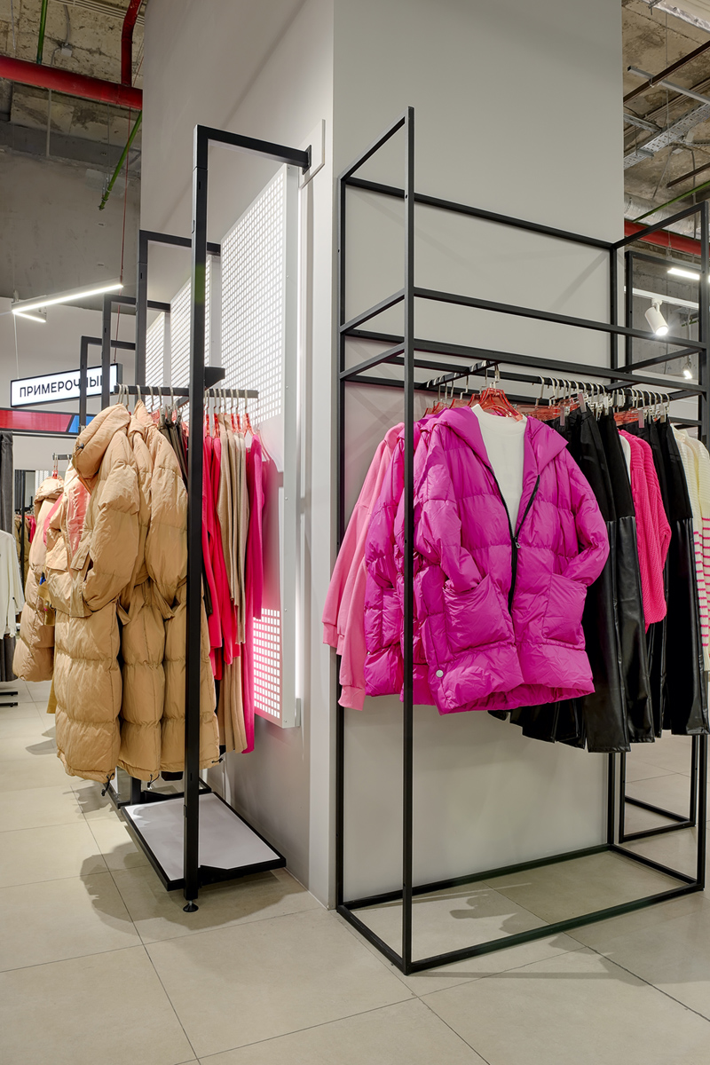 одежда на вешалках в магазине
