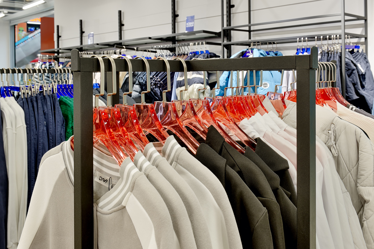 одежда на вешалках в магазине