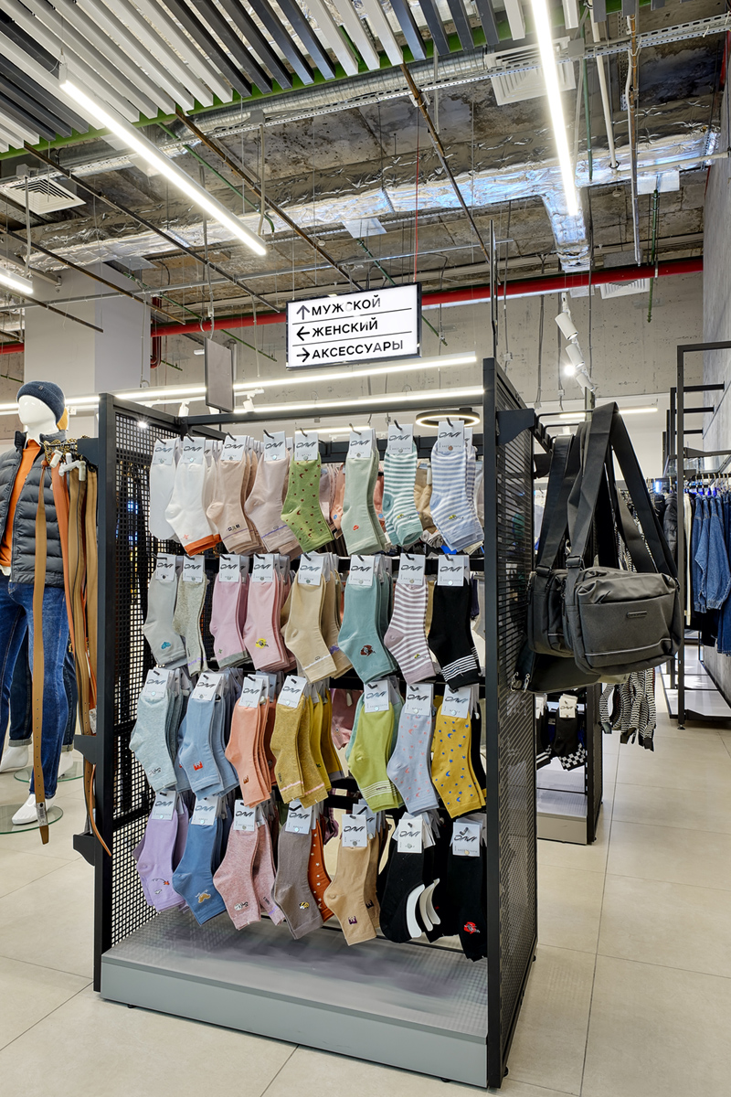 носки в магазине на витрине