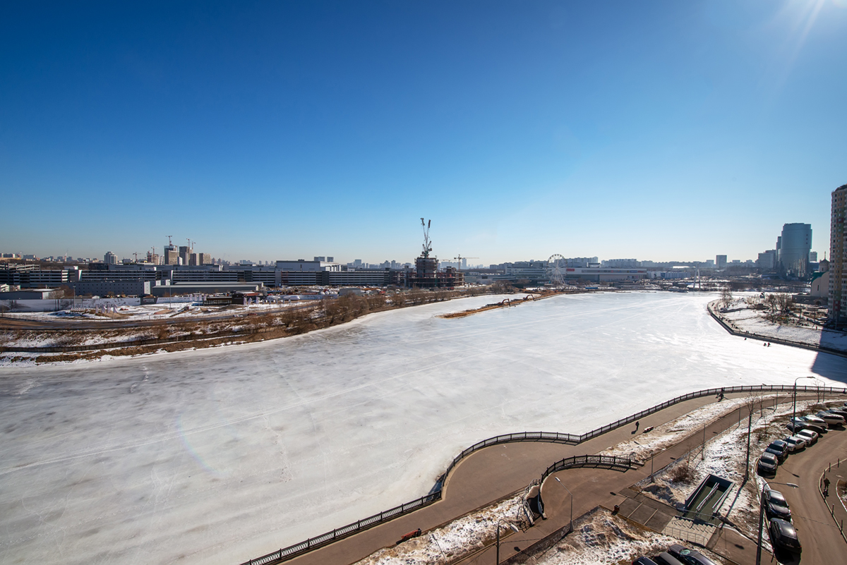вид из окна на замерзшую Москва-реку