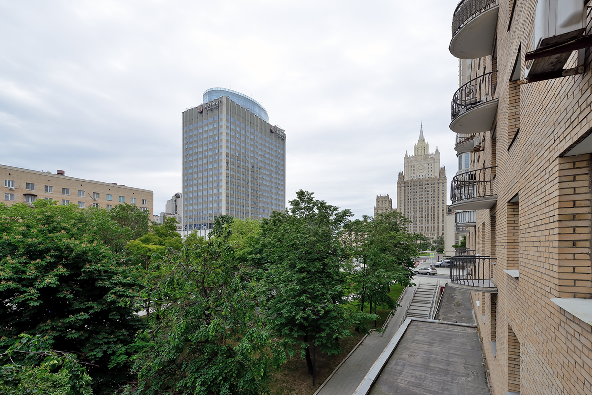 вид на высотное здание МИДа
