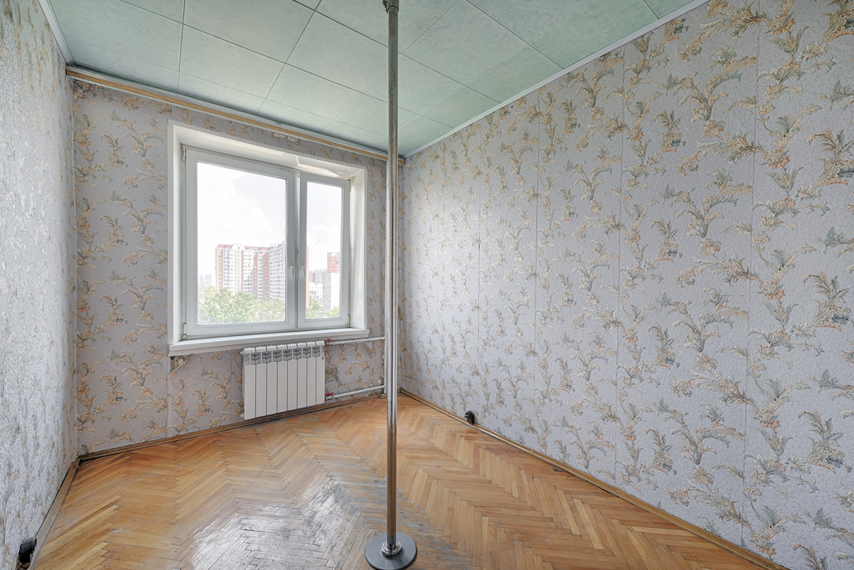 шест посередине комнаты