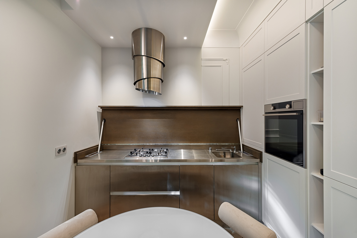 кухня с поднятой крышкой плиты и вытяжкой