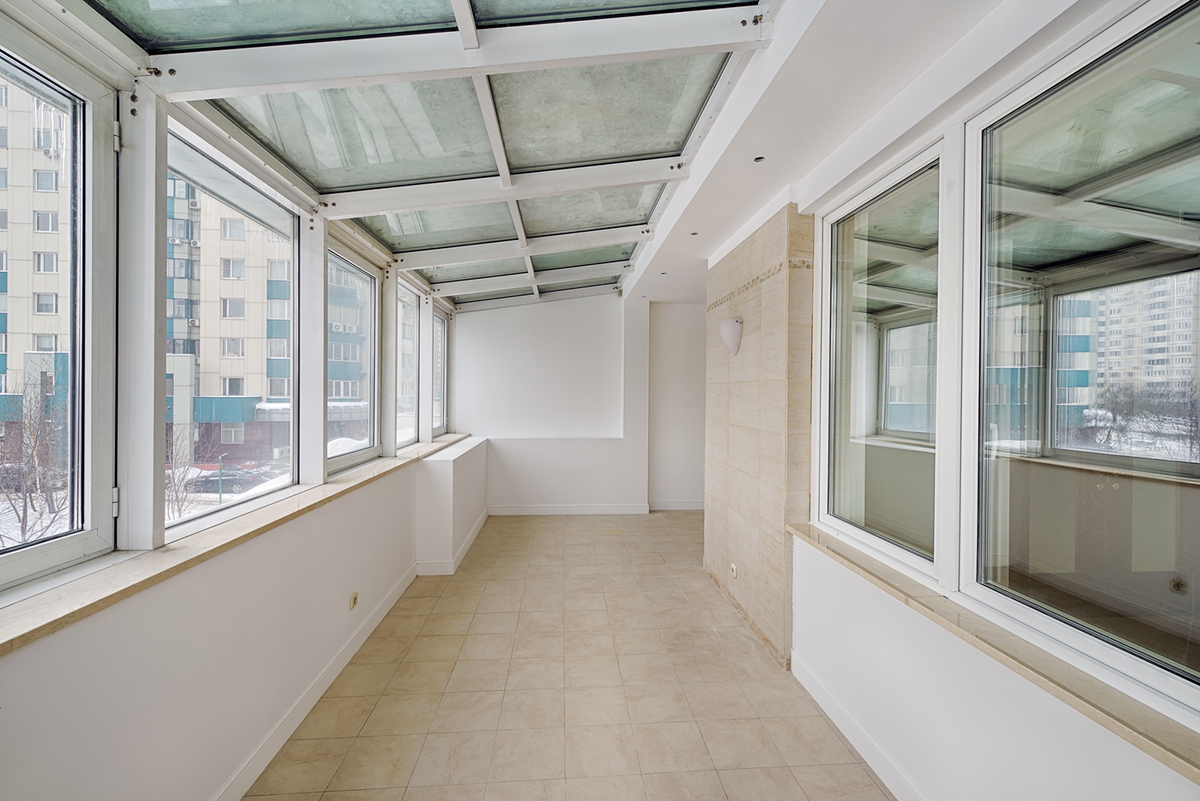 пустое помещение со стеклянной крышей