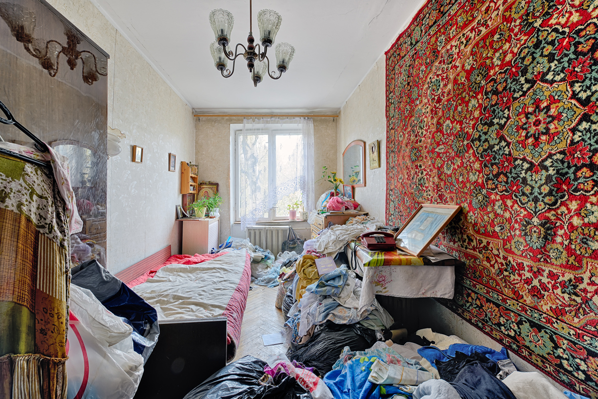 комната заваленная тряпками