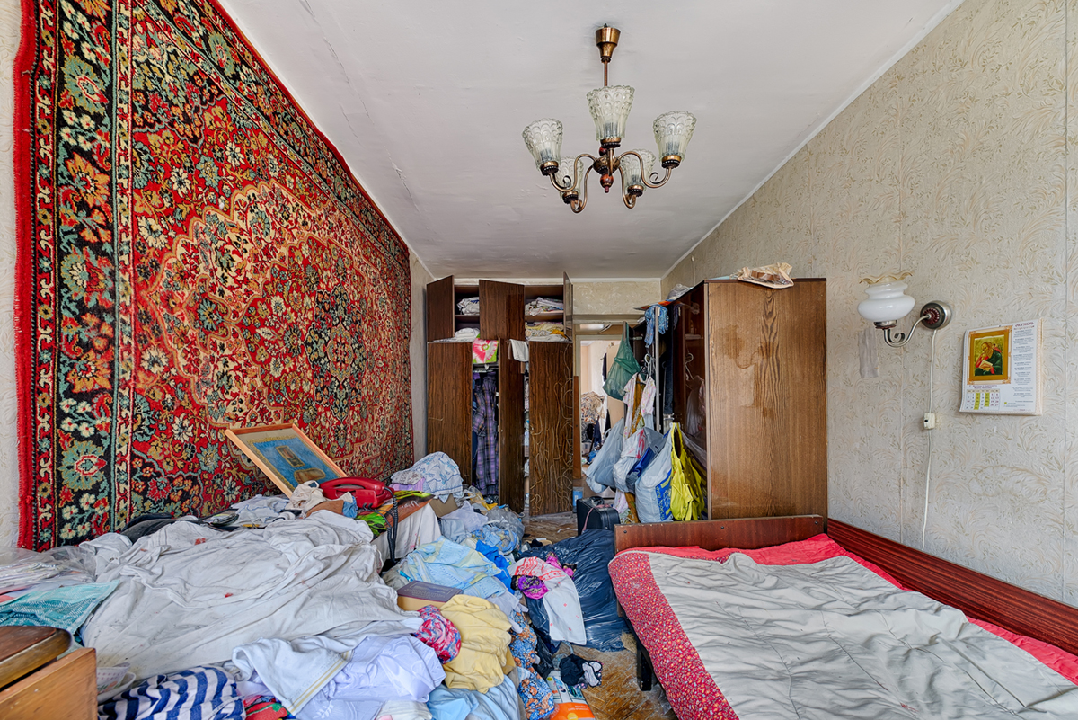 очень захламленная комната