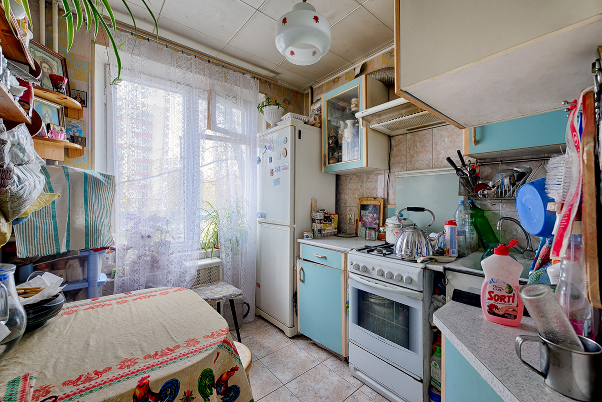 заваленная вещами кухня