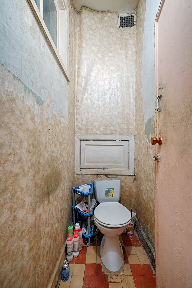 узкий маленький туалет