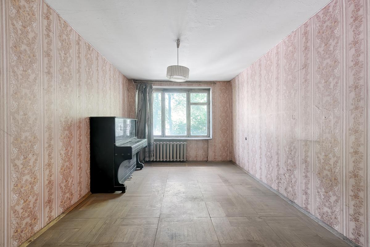 заброшенное пианино в пустой комнате