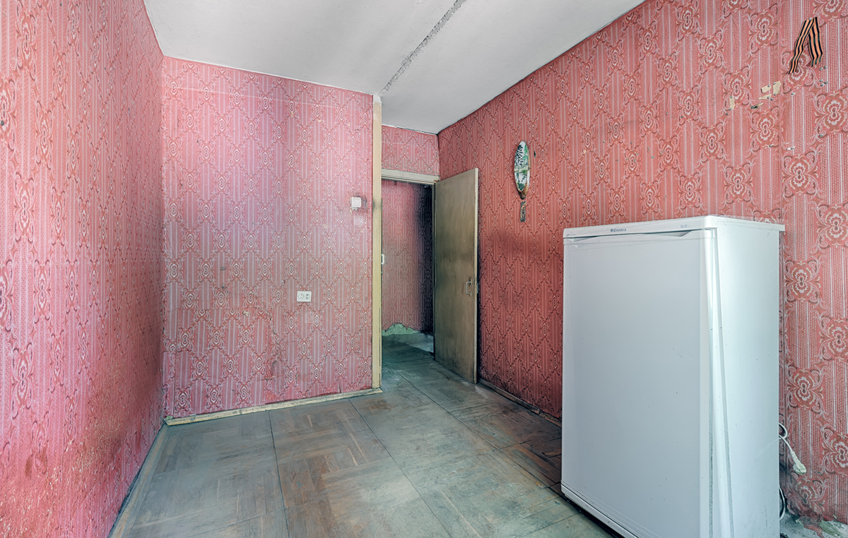 пустая комната с холодильником