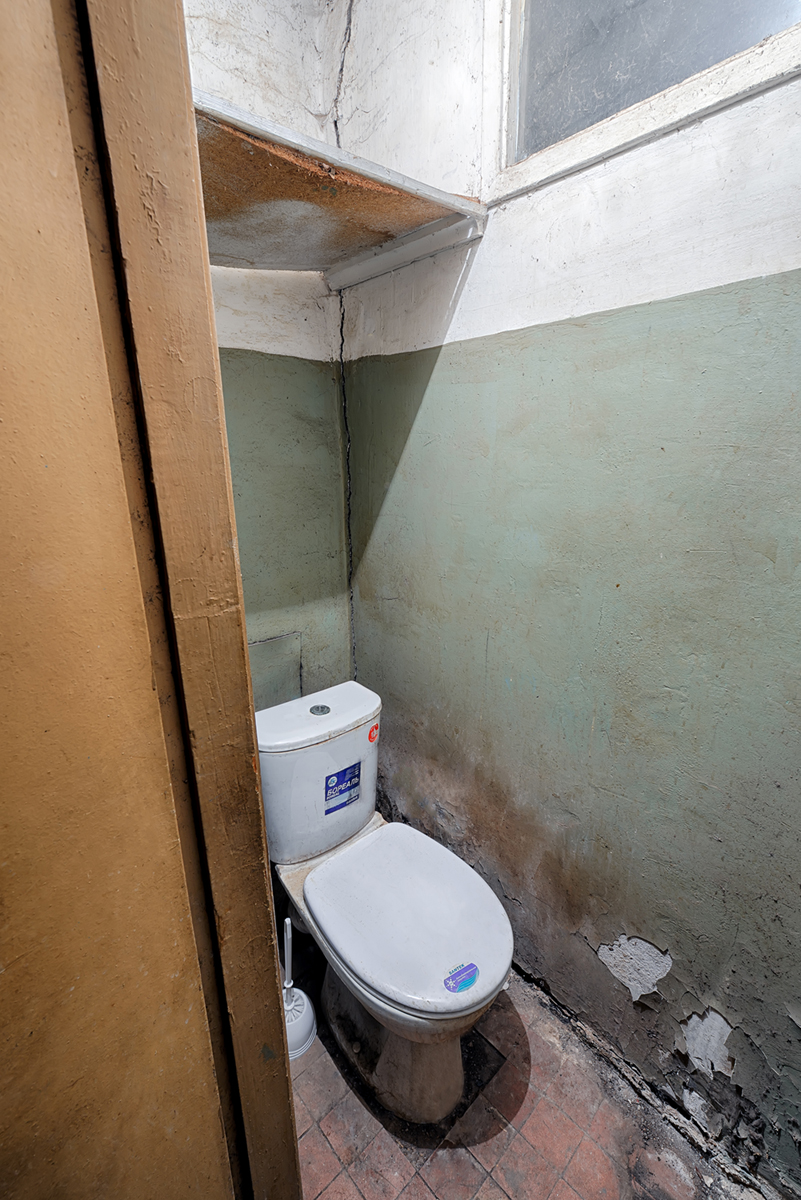 старый туалет в квартире