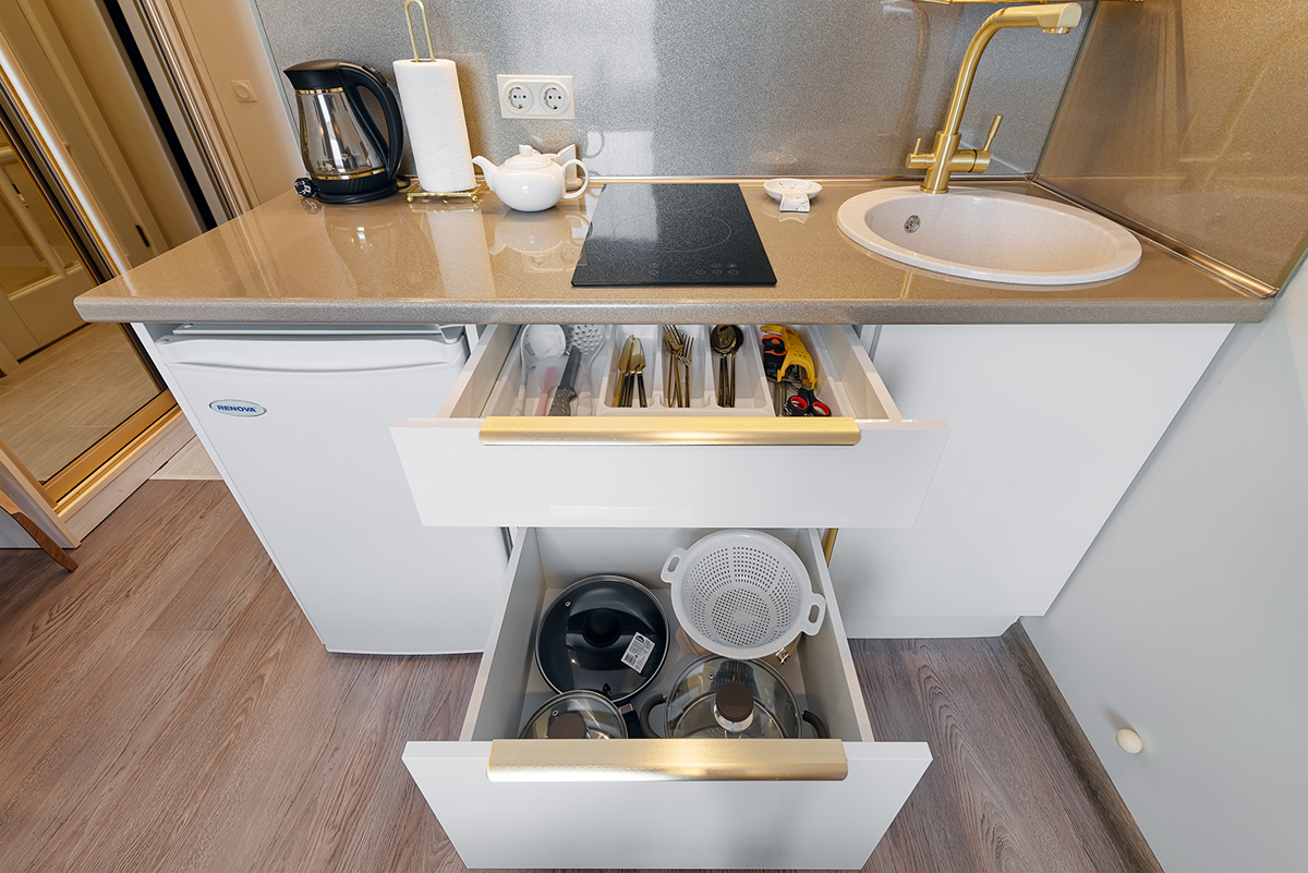 открытые ящики кухонных шкафов