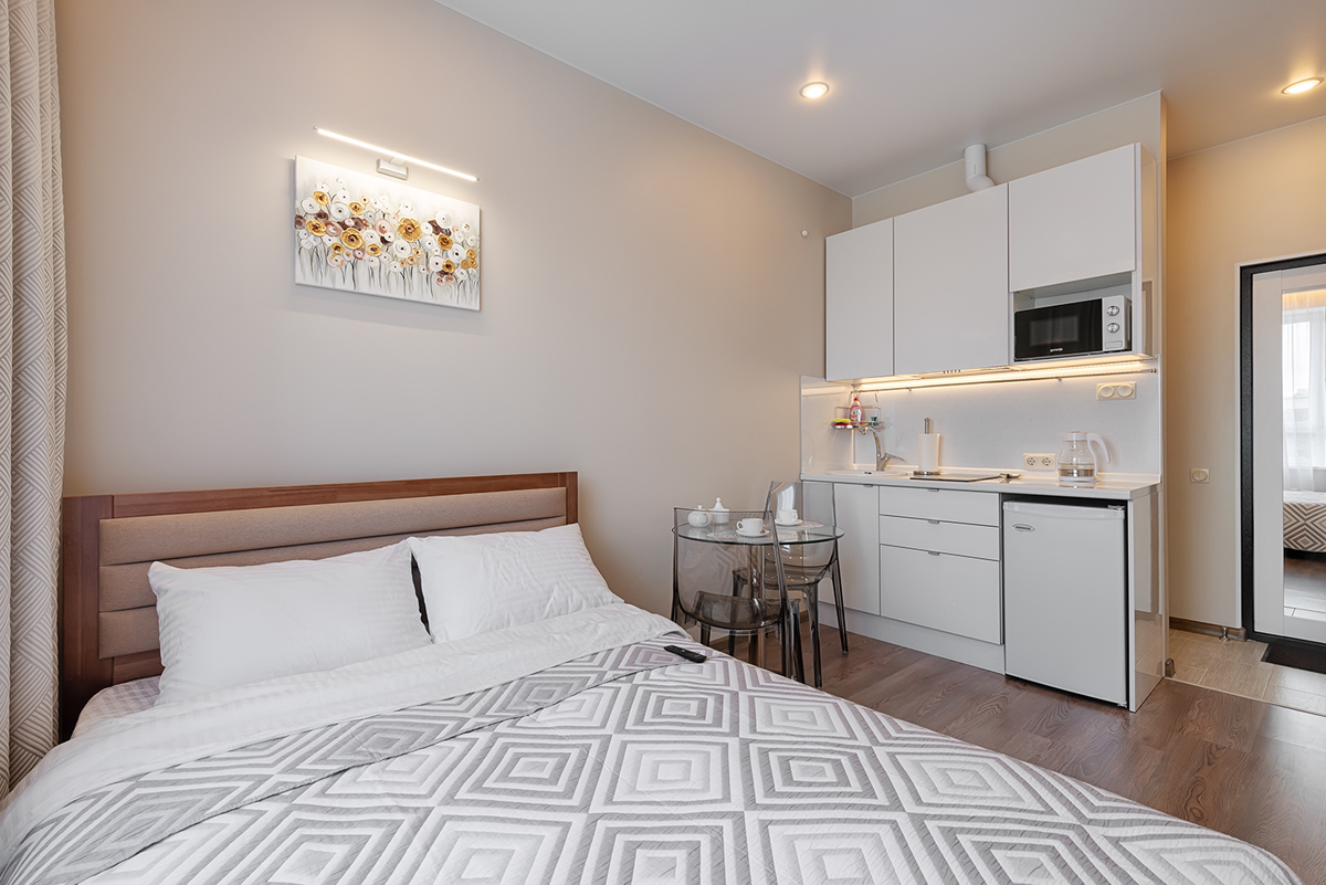 интерьер апартаментов с кроватью и кухней