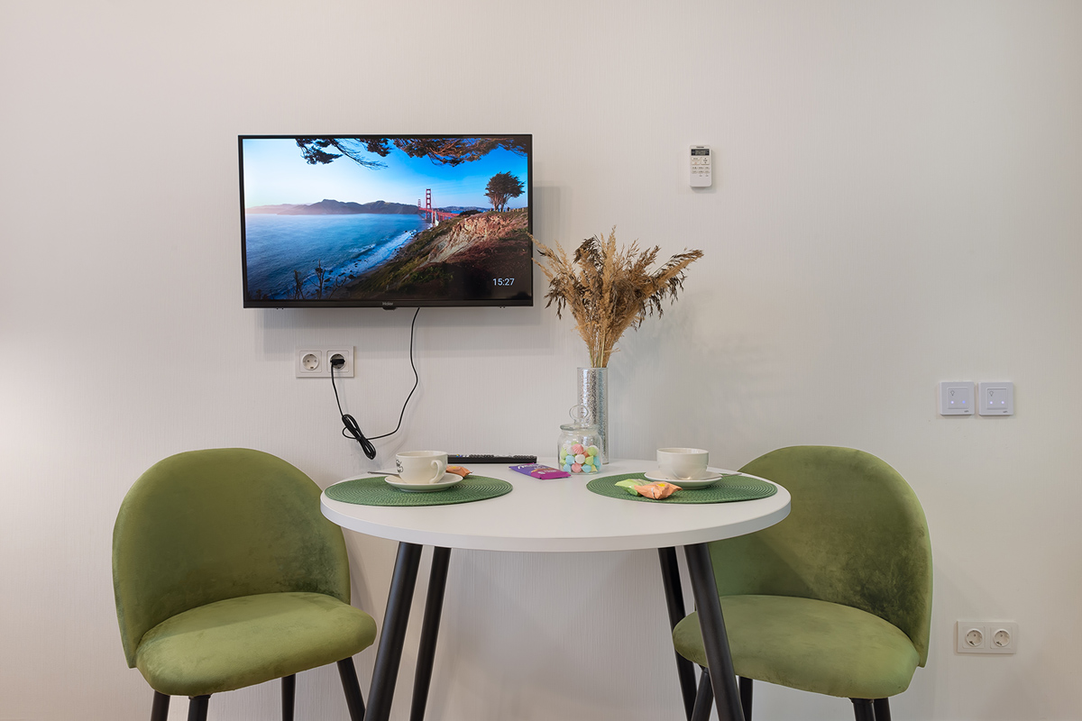 столик стулья телевизор в интерьере