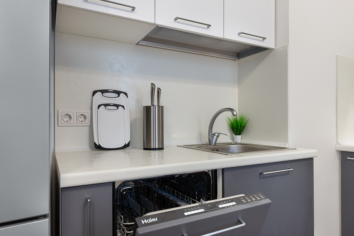 маленькая кухня с посудомоечной машиной