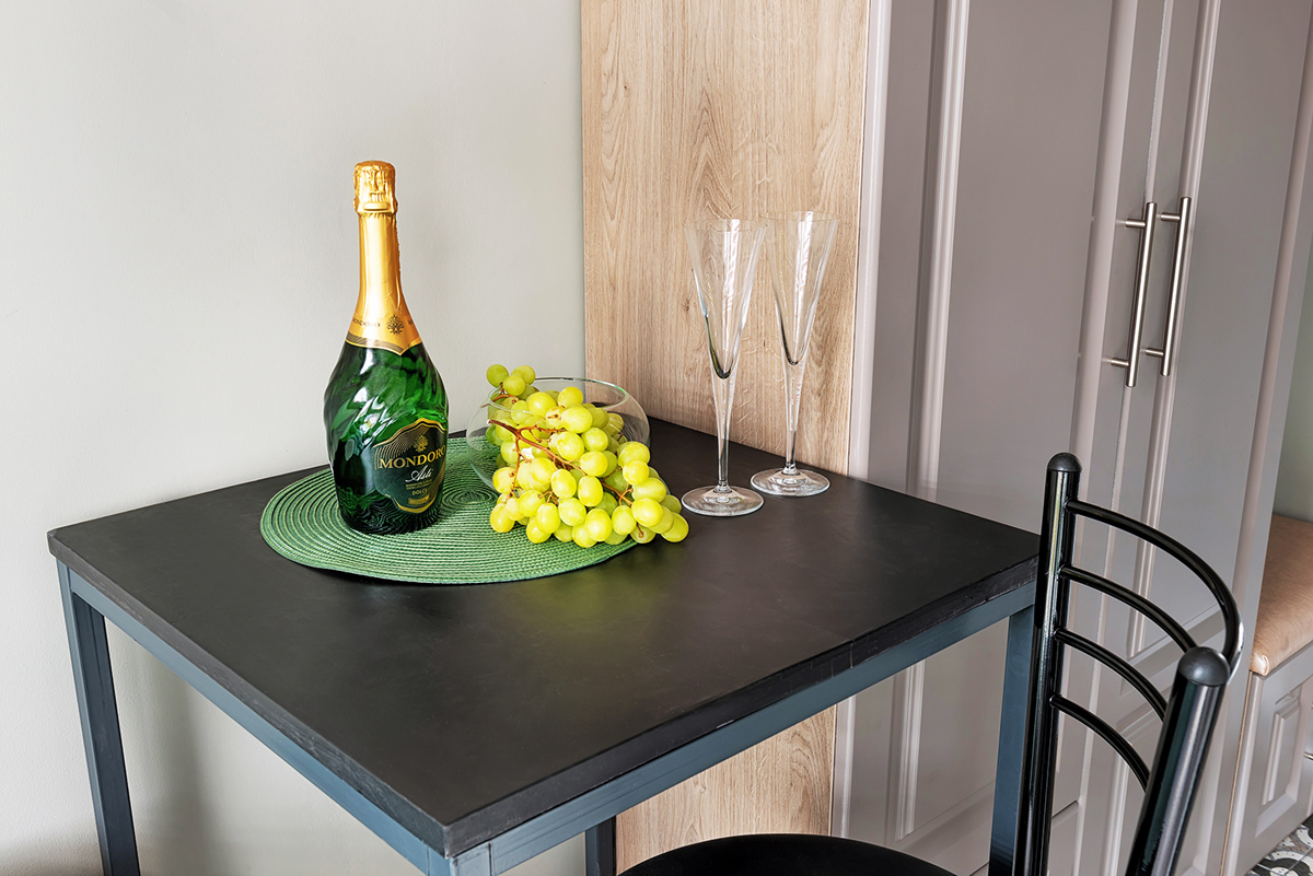 накрытый для романтической встречи стол