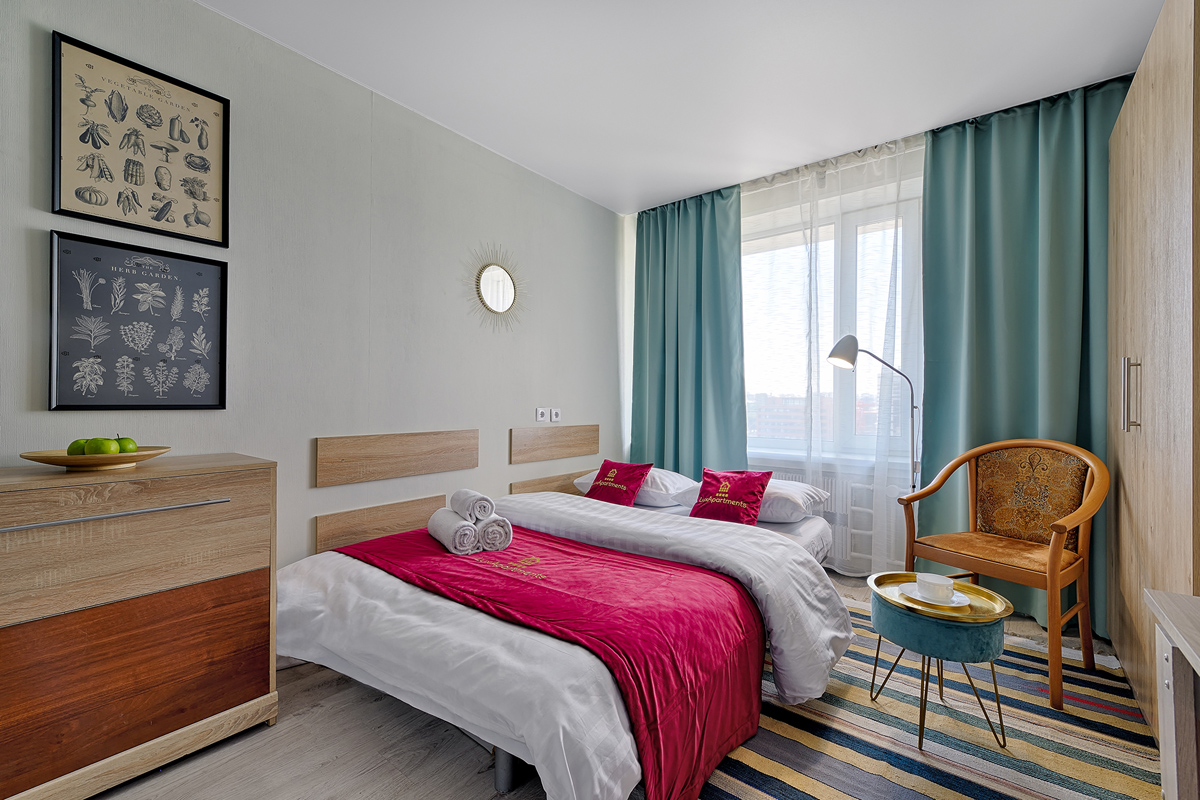 кровать с саше и декоративными подушками