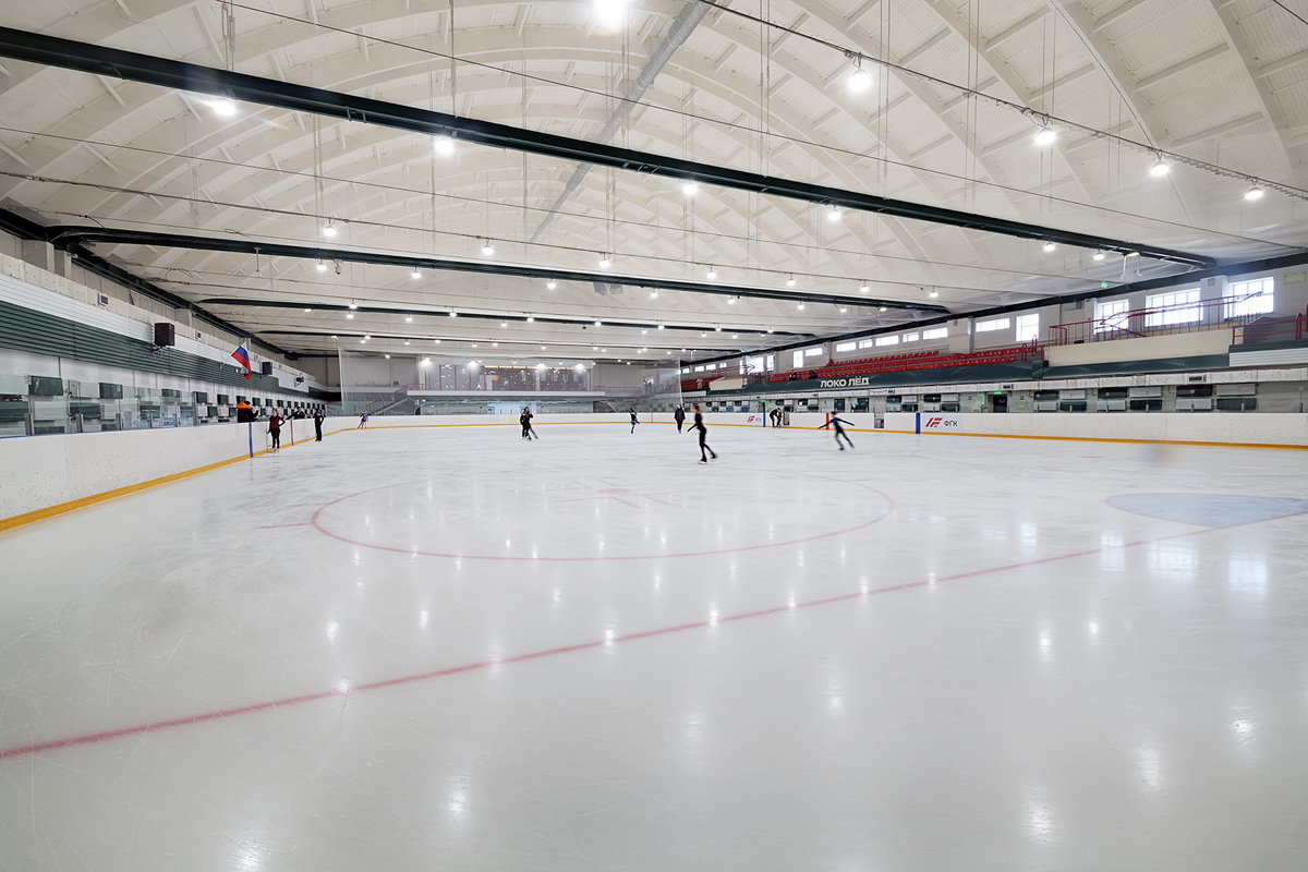фигуристы на катке спорткомплекса локо лед