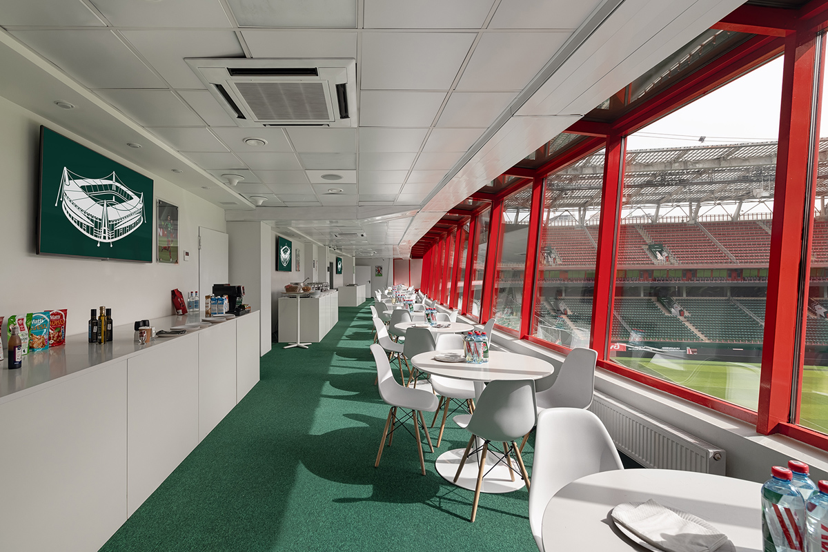 ресторан с видом на футбольное поле