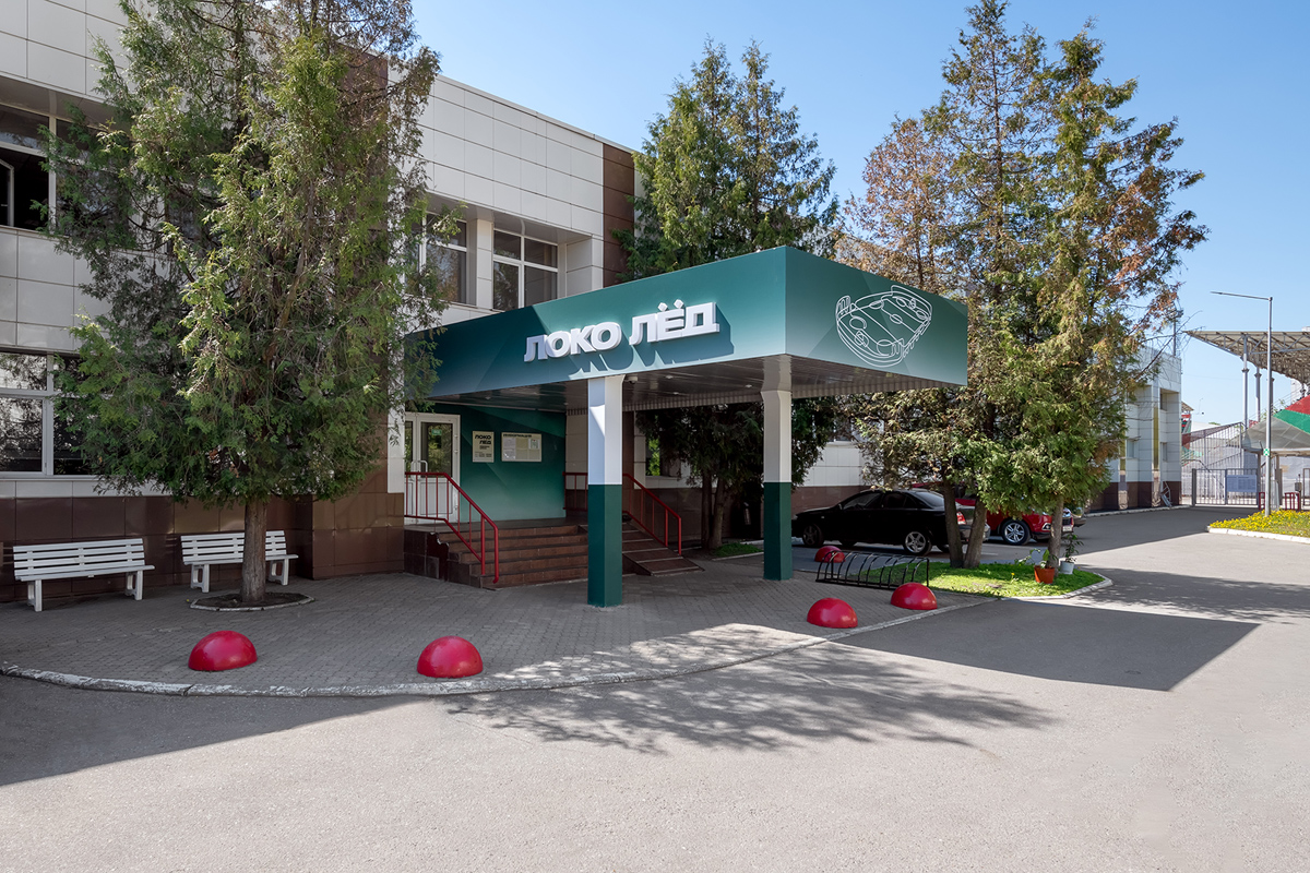 вход в ледовый спорткомплекс локо лед