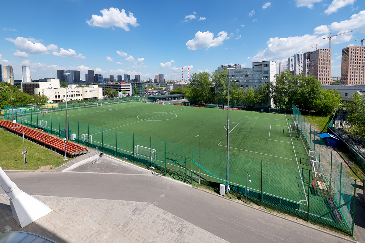 вид сверху на футбольное поле